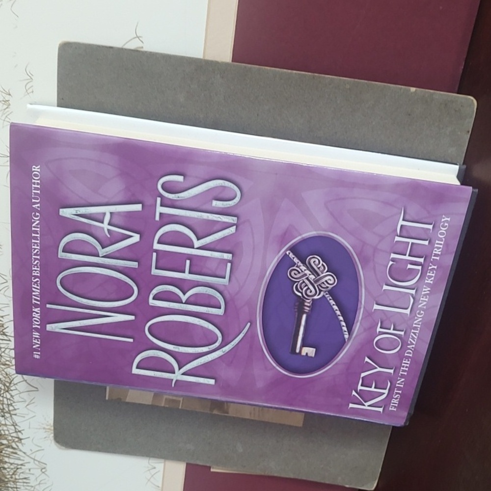 Nora Roberts 📚 - Picture 2 of 5
